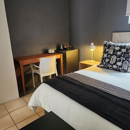 The Lantern Guesthouse Bloemfontein Bagian luar foto