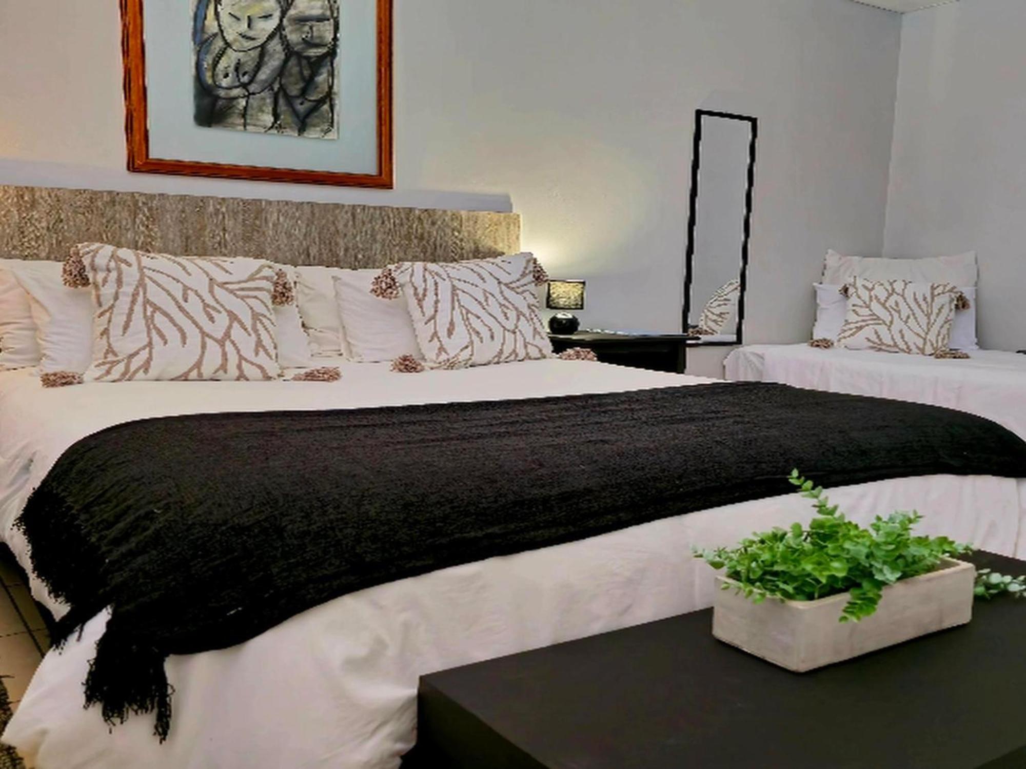 The Lantern Guesthouse Bloemfontein Bagian luar foto