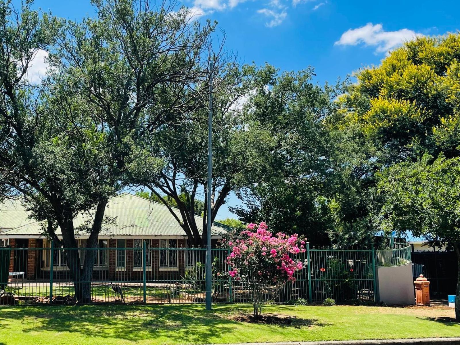 The Lantern Guesthouse Bloemfontein Bagian luar foto